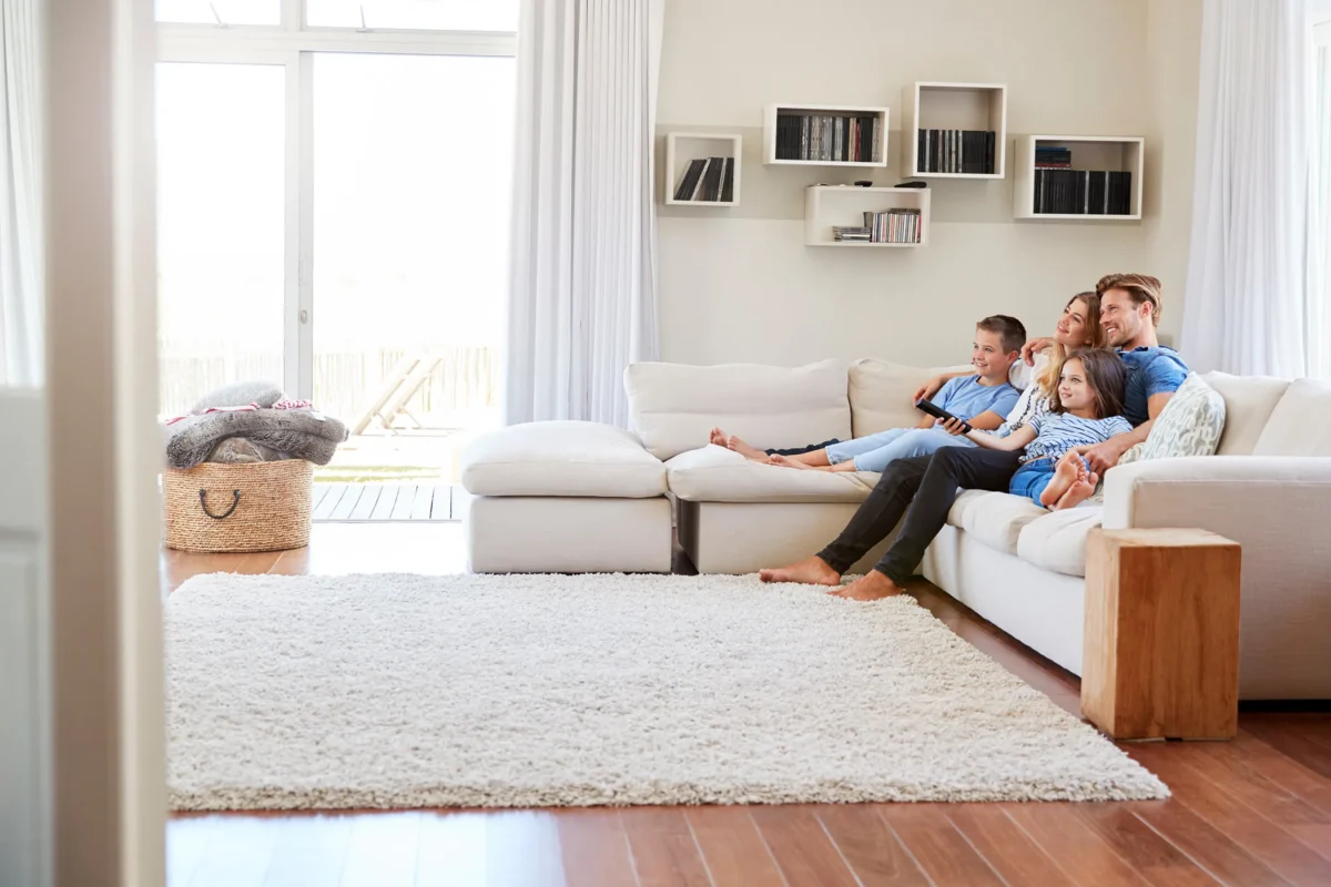 Familie entspannt im sauberen Wohnzimmer auf dem Sofa