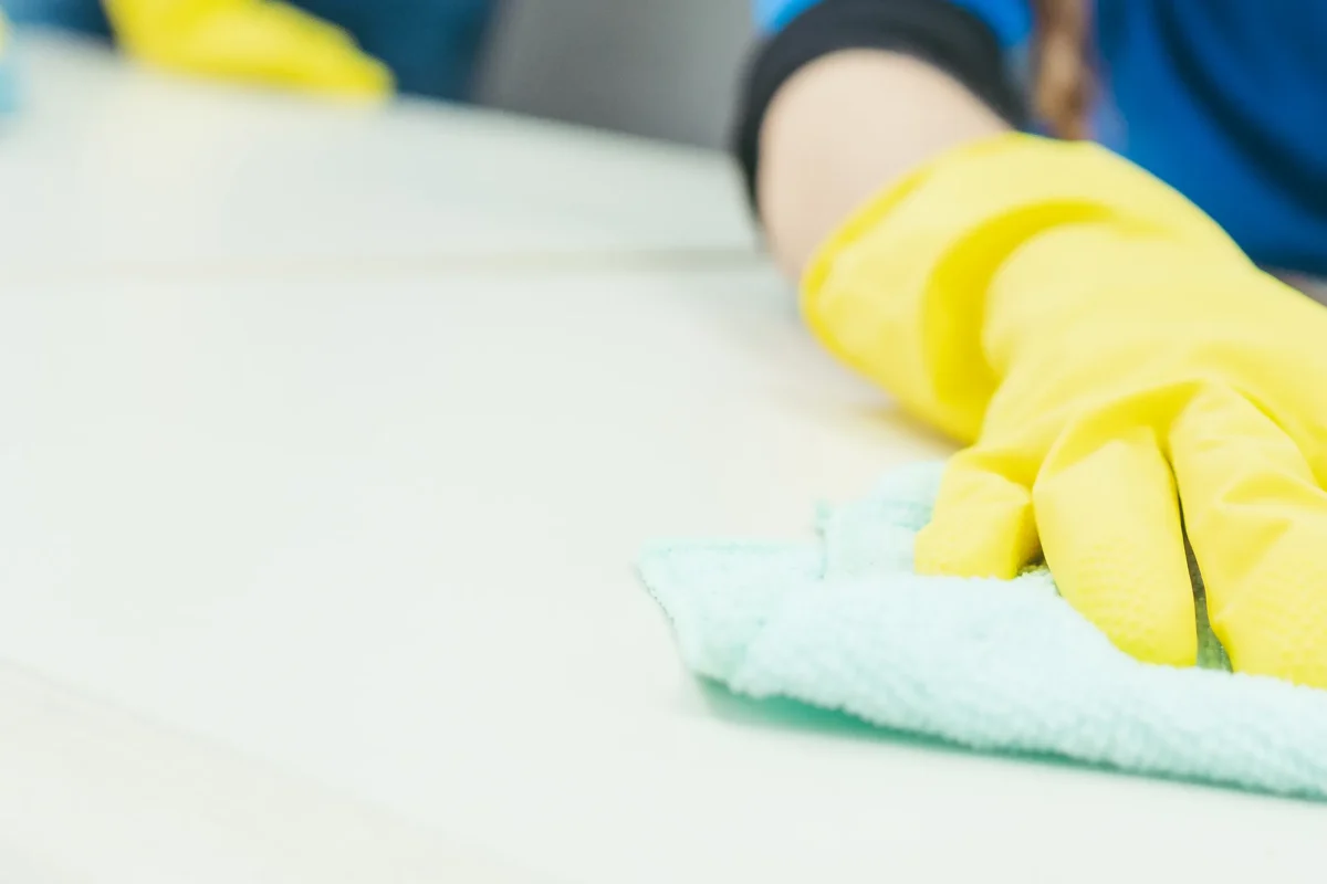 Reinigung einer Tischoberfläche mit Mikrofasertuch – Oberflächenreinigung