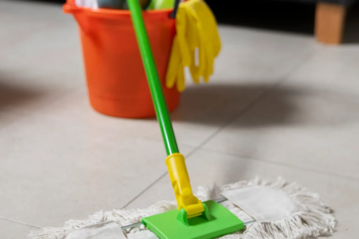 Mopp reinigt Fliesenboden – Bodenpflege im Innenbereich